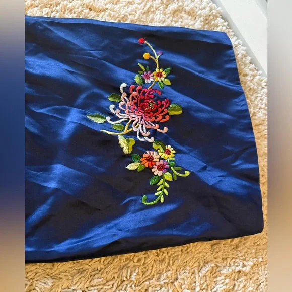 Elegant Blue Embroidered Kimono Robe - Picture 6 of 7